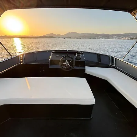 Botel Halal Vacation *